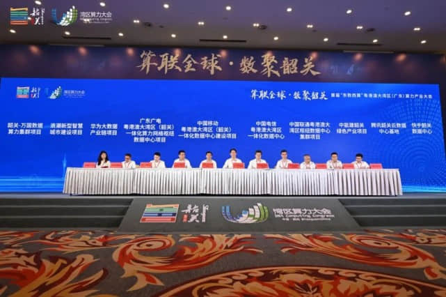 萬(wàn)國(guó)數(shù)據(jù)副總裁陳演丹(左一)代表公司簽約