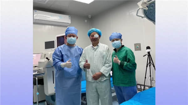 (武哲明教授與林振德副院長術后合影)