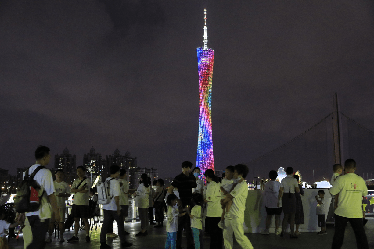 大家暢游珠江，暢賞羊城夜景，習(xí)習(xí)涼風(fēng)中，盡享蠻腰風(fēng)情。