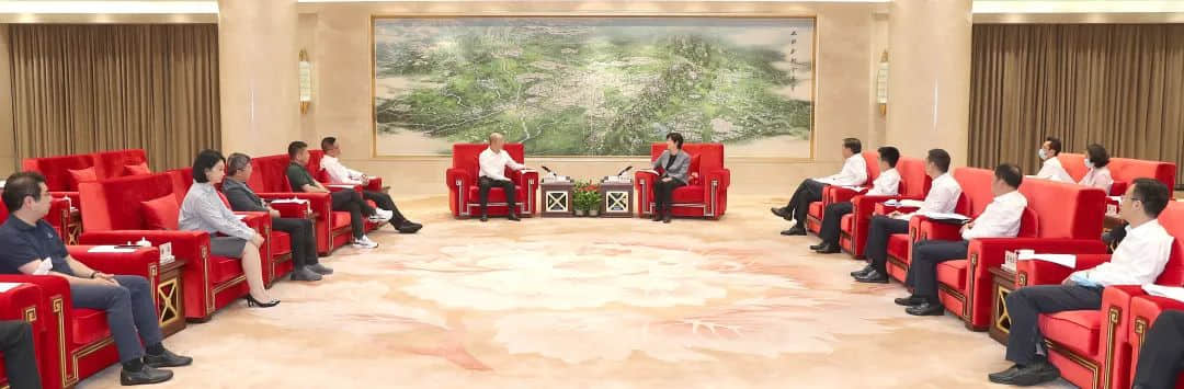 簽約儀式前，施小琳、王鳳朝會見了郭凱天一行。