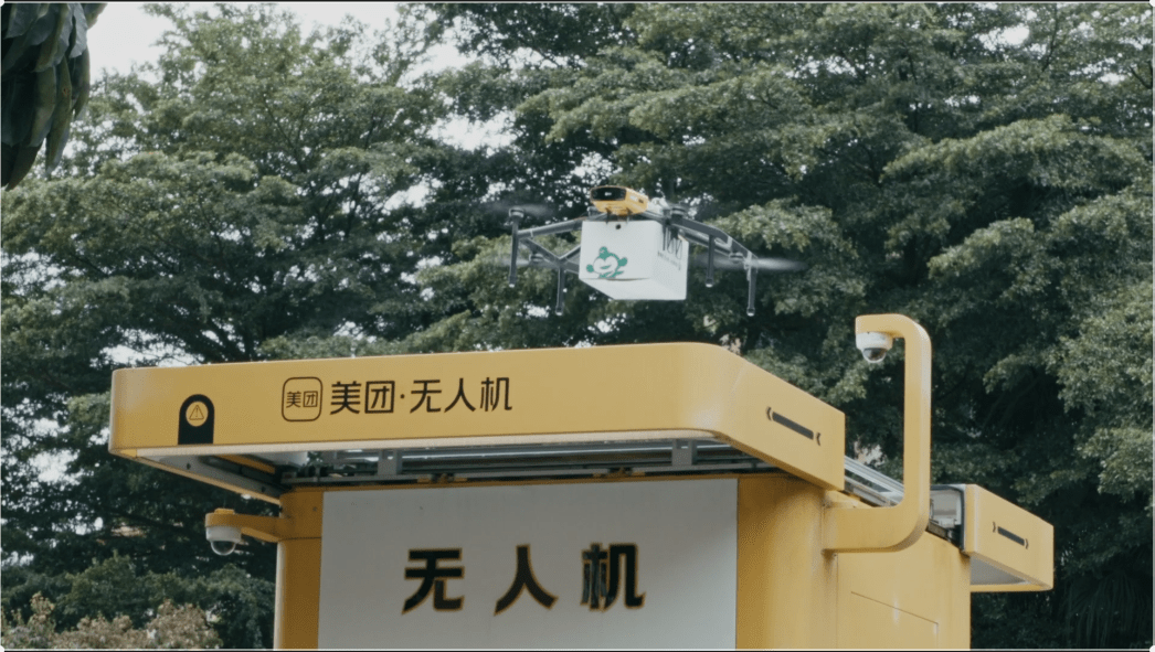 ▲配送水果的無人機(jī)在降落(攝影師 陸海峰)