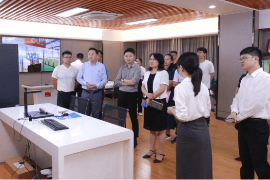 (高頓教育一行在劉香萍副校長的陪同下參觀廣東理工學(xué)院高要校區(qū)產(chǎn)業(yè)學(xué)院)