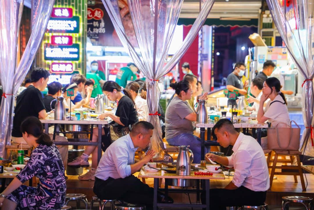 ▲強(qiáng)叔現(xiàn)切豬雜粥廈滘店，深夜坐滿食客（圖片/林超 ）