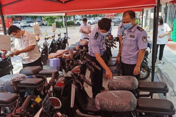 昨夜康王路小牛電動車店門前，“電雞”又火了？