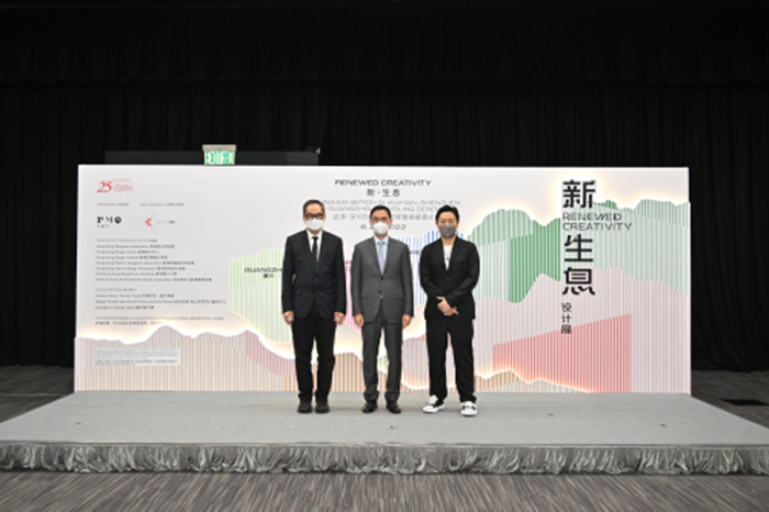 香港特別行政區(qū)“創(chuàng)意香港”總監(jiān)曾昭學(xué)先生(左)、香港特別行政區(qū)文化體育及旅游局局長(zhǎng)楊潤雄先生(中)、PMQ元?jiǎng)?chuàng)方總干事陶威廉先生(右)受邀出席《新?生息》設(shè)計(jì)展香港揭幕儀式