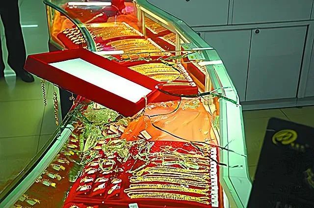 咪郁！打劫！香港的鐘表金鋪為何總是劫案頻頻？
