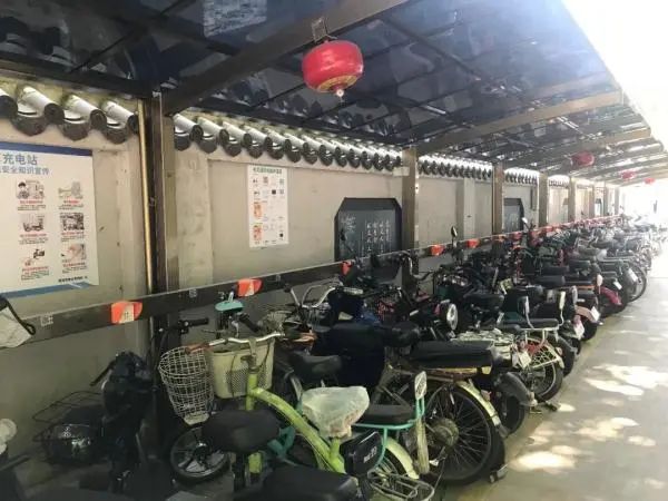 昨夜康王路小牛電動車店門前，“電雞”又火了？