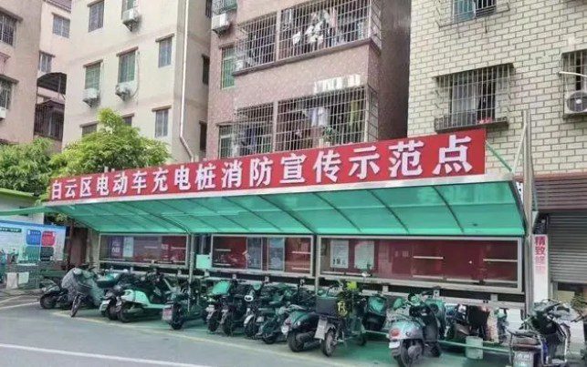 昨夜康王路小牛電動車店門前，“電雞”又火了？