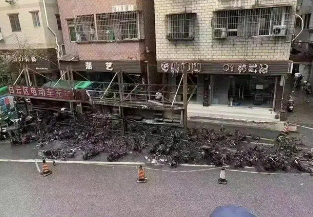 昨夜康王路小牛電動車店門前，“電雞”又火了？