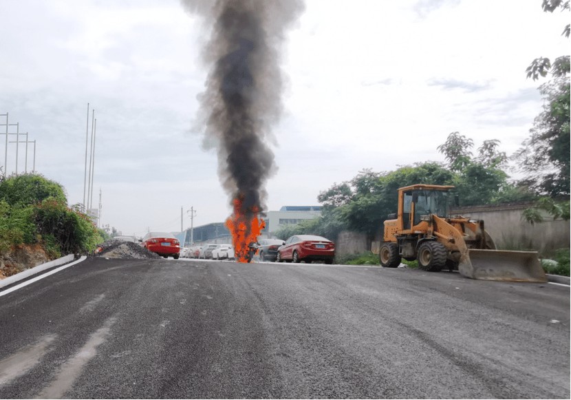 昨夜康王路小牛電動車店門前，“電雞”又火了？