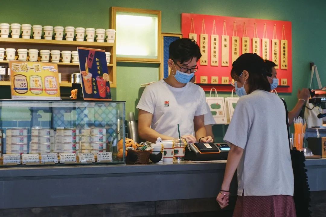 疫情反復(fù)暴擊餐飲業(yè)，但廣州的咖啡店為何越開越多？