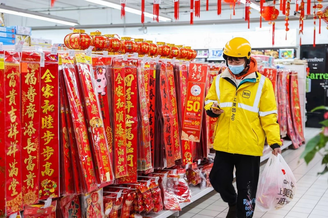 ▲習(xí)慣了“外賣買一切”的年輕人回到家鄉(xiāng)后，也傾向于通過外賣下單年貨商品。（攝影：李鳴）