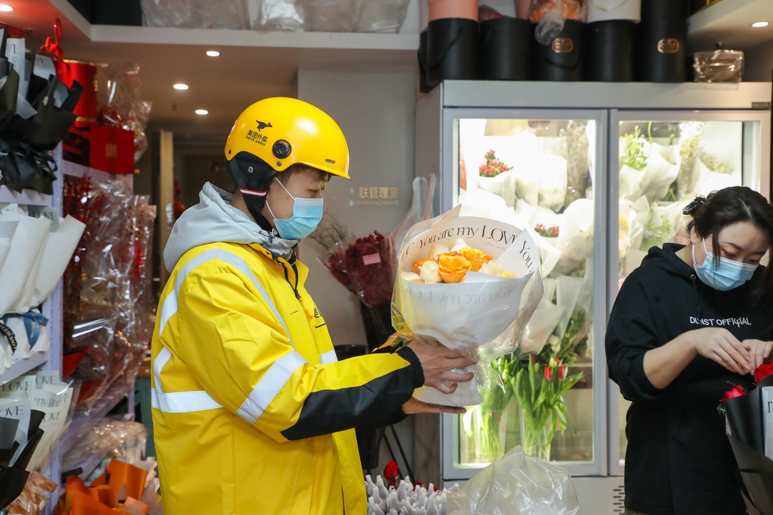 ▲情人節(jié)期間，外賣員在花店取鮮花訂單。（攝影：李鳴）