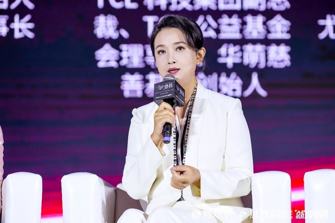 ·在鳳凰網(wǎng)2023女性影響力大賞高峰論壇上，魏雪說(shuō)起自己在家庭與事業(yè)中曾面臨的糾結(jié)