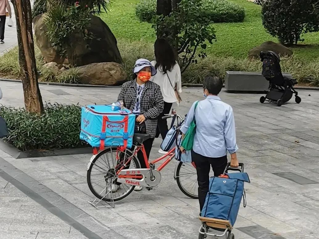 在商超眾多與網(wǎng)購發(fā)達(dá)的今天，為何還有人踩單車賣益力多？