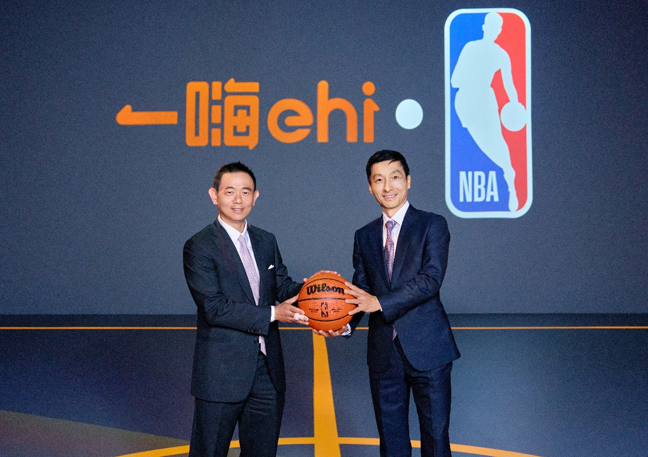 NBA中國(guó)首席商務(wù)官?gòu)埼恼ㄗ螅┡c一嗨租車創(chuàng)始人、董事長(zhǎng)兼CEO章瑞平。一嗨租車供圖