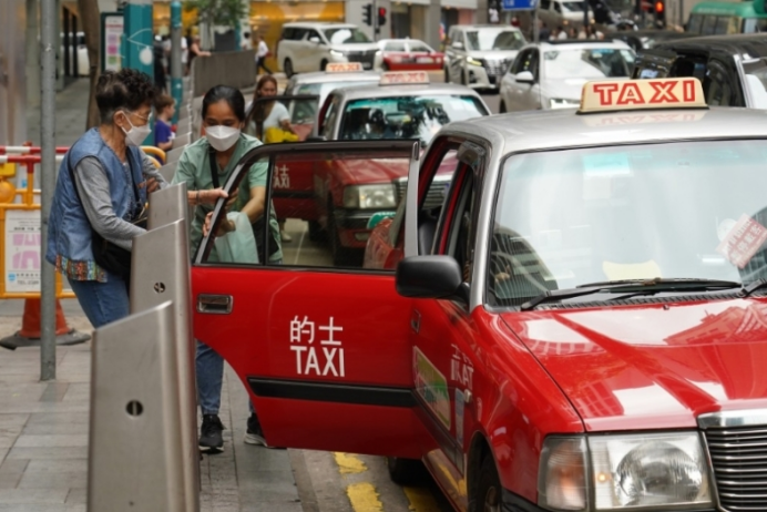 香港的士司機對內(nèi)地人態(tài)度差？不，對本地人都平等地差！