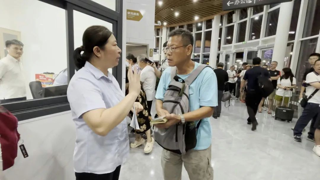 深中通道首日塞車：車主停車拍照打卡，香港旅客人在囧途