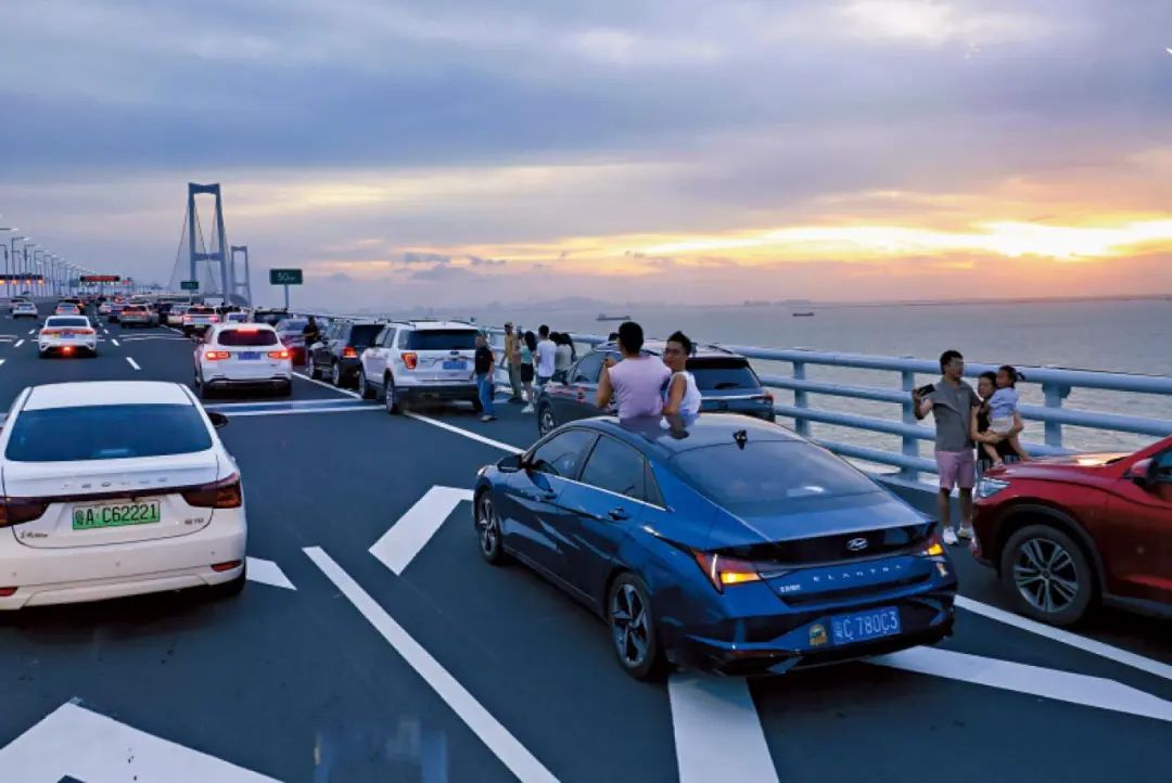 深中通道首日塞車：車主停車拍照打卡，香港旅客人在囧途