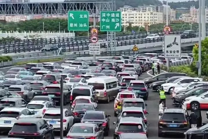 深中通道首日塞車：車主停車拍照打卡，香港旅客人在囧途