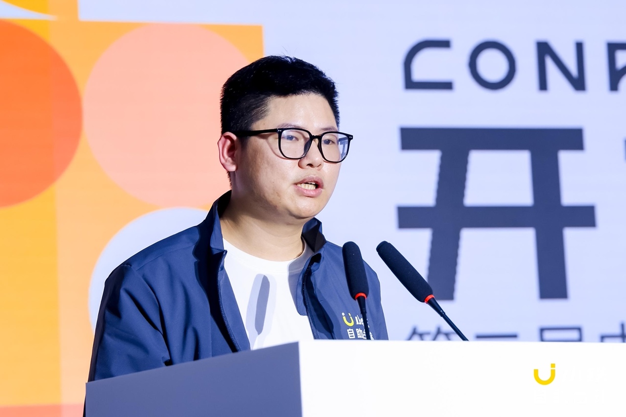 男人的照片上寫著字

AI 生成的內(nèi)容可能不正確。