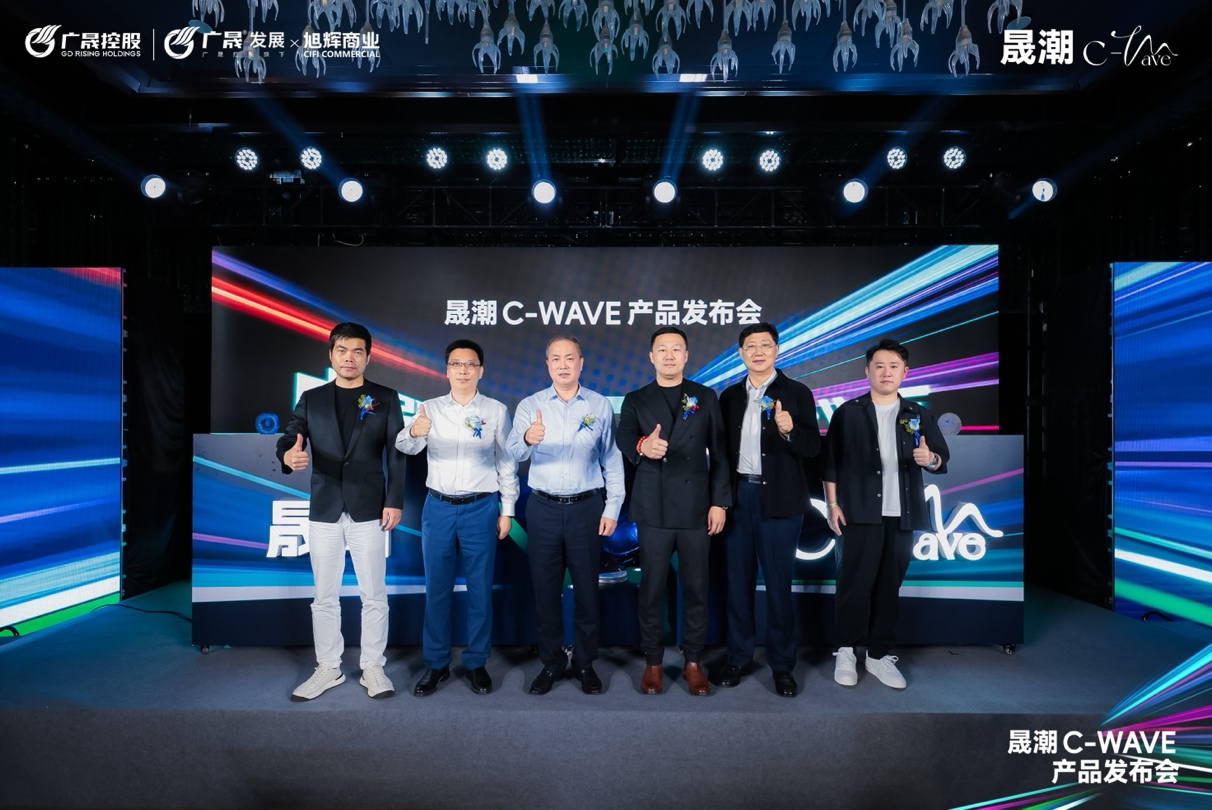 一群人站在臺上 中度可信度描述已自動生成