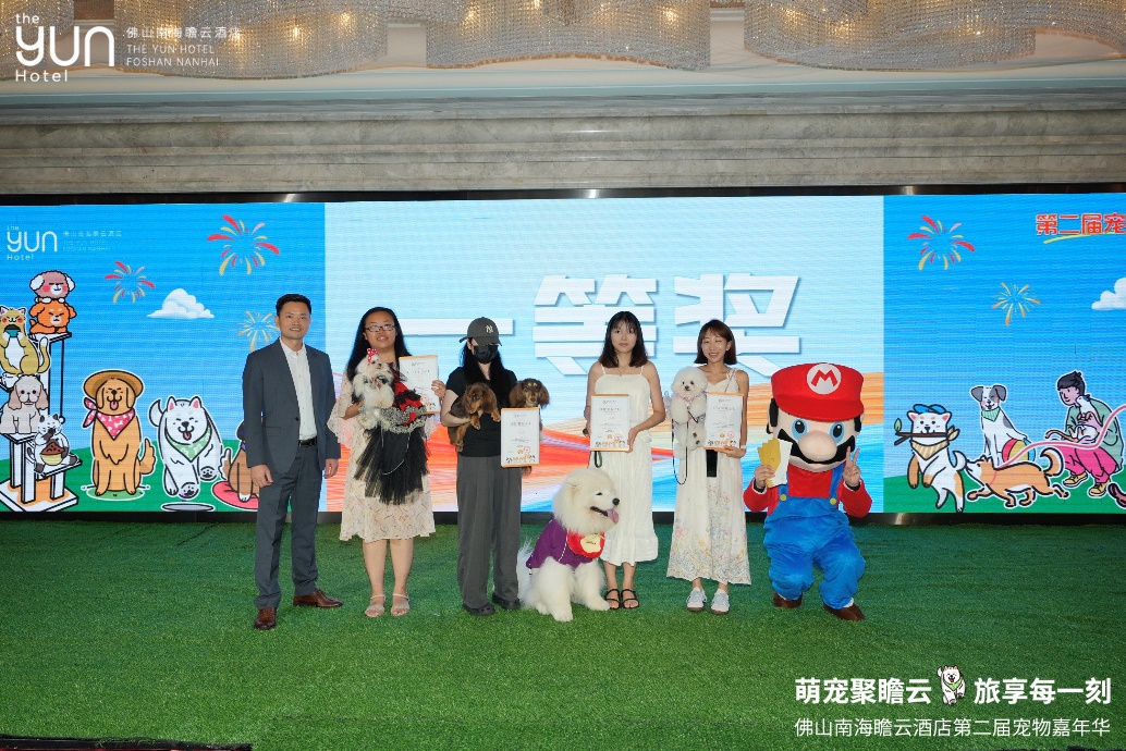 酒店總經(jīng)理周輝明先生與獲獎(jiǎng)嘉賓合照