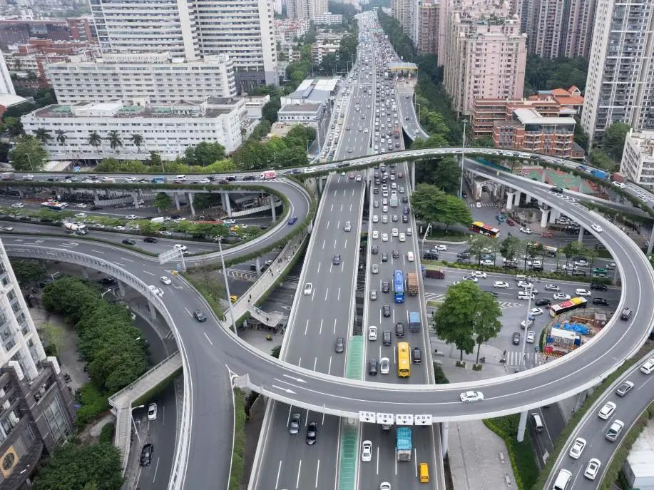 全運會汽車限行：返工靠電雞，是廣州打工仔宿命？