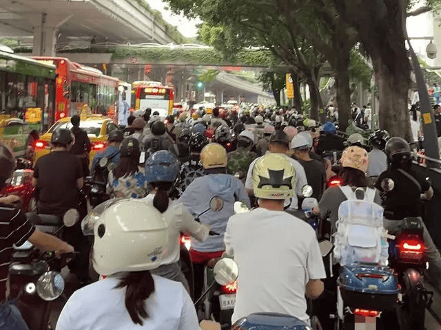 全運會汽車限行：返工靠電雞，是廣州打工仔宿命？