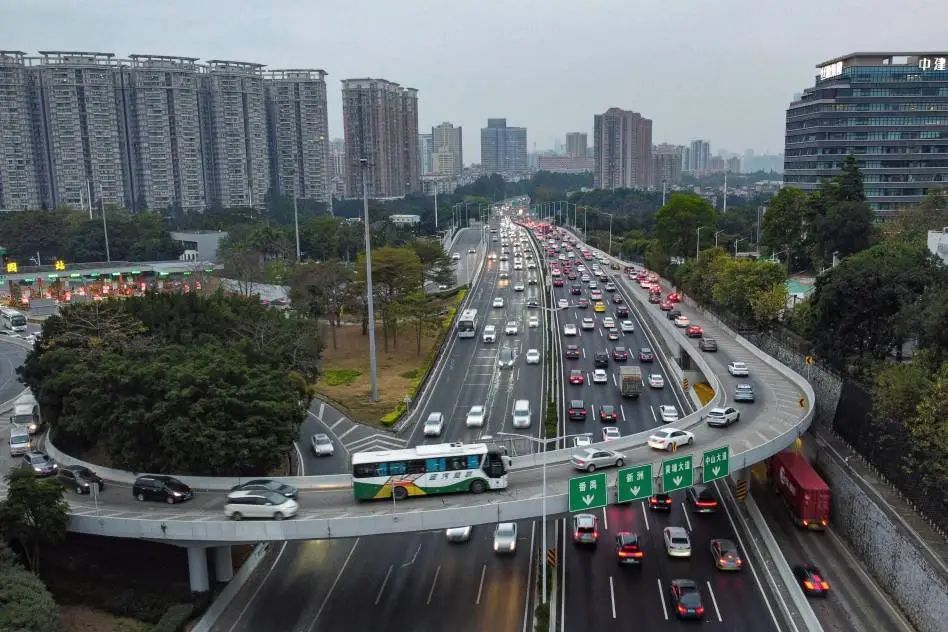 全運會汽車限行：返工靠電雞，是廣州打工仔宿命？