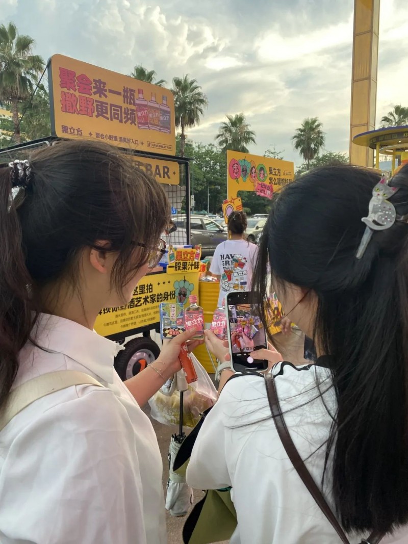 廣州便利店的塑料凳，正在量產(chǎn)野生調(diào)酒師