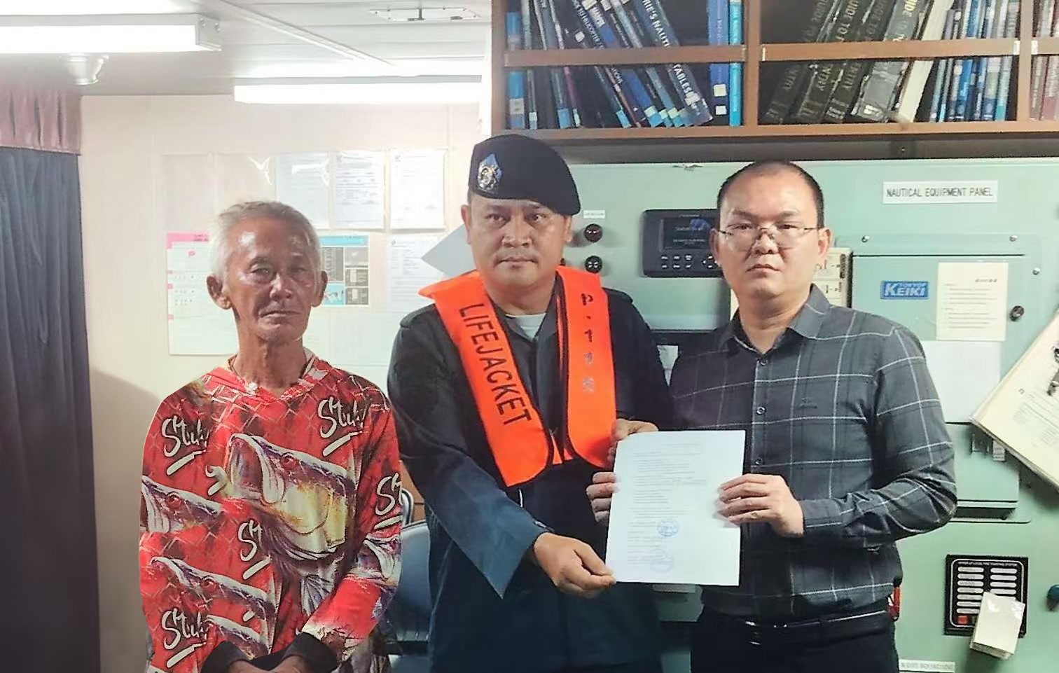 船長、落水漁民和印尼警方合影.jpg