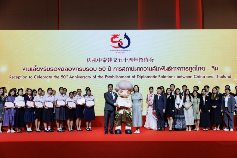 泡泡瑪特DIMOO化身中泰建交50周年特邀摯友 限定主題彩繪專機(jī)盛大啟航