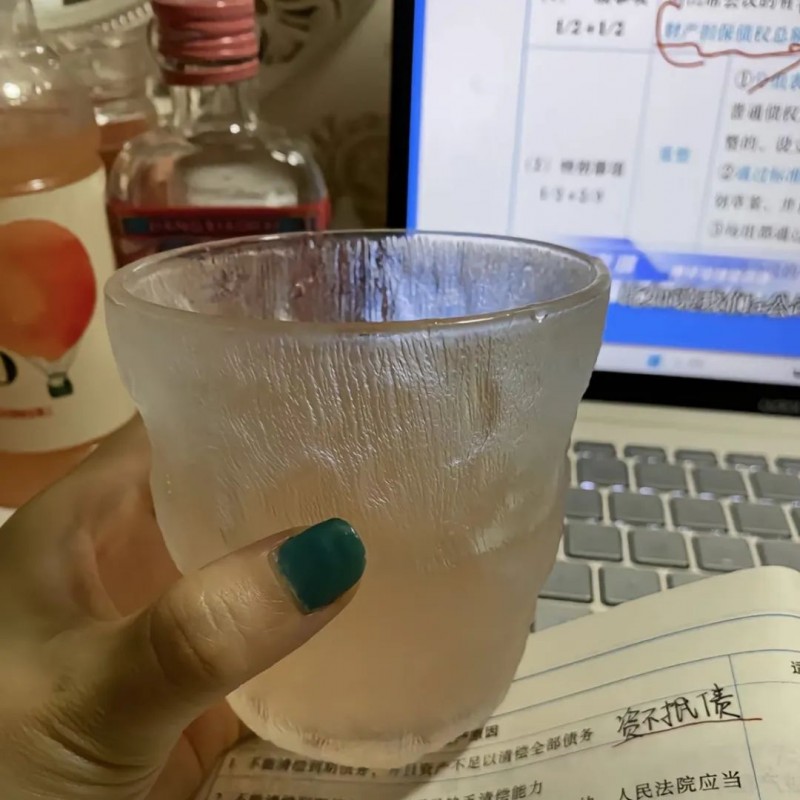 廣州便利店的塑料凳，正在量產(chǎn)野生調(diào)酒師