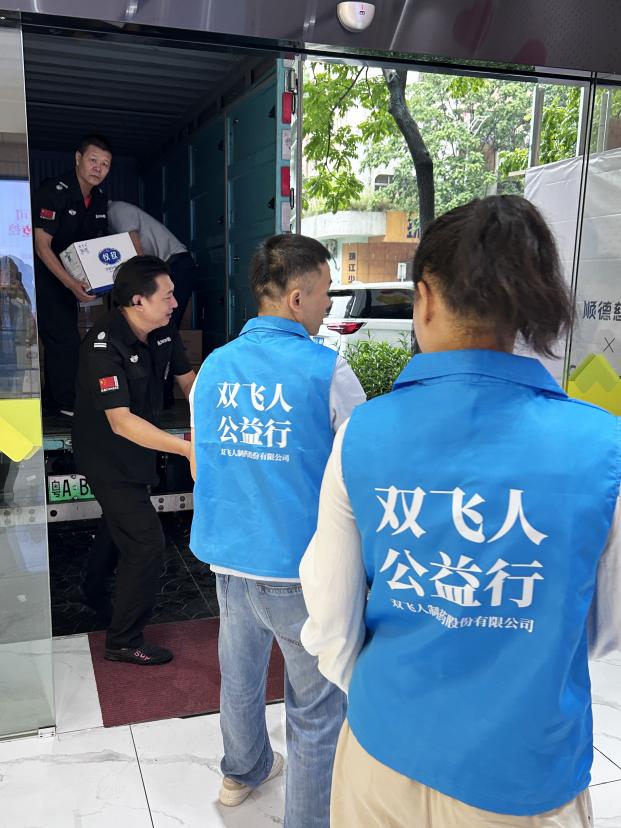 庫存告急仍捐萬瓶驅(qū)蚊產(chǎn)品，中國雙飛人冒雨馳援順德基孔肯雅熱防控
