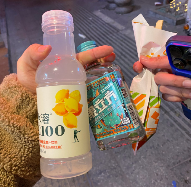 廣州便利店的塑料凳，正在量產(chǎn)野生調(diào)酒師